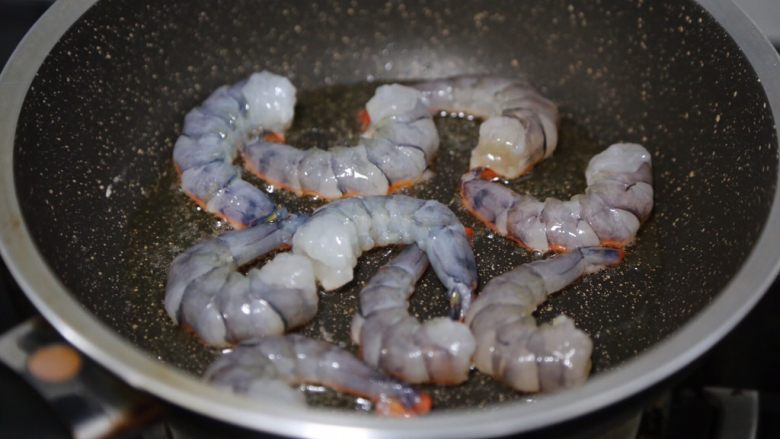 冬瓜炒虾仁,锅里倒入少许油,烧热后放入虾仁