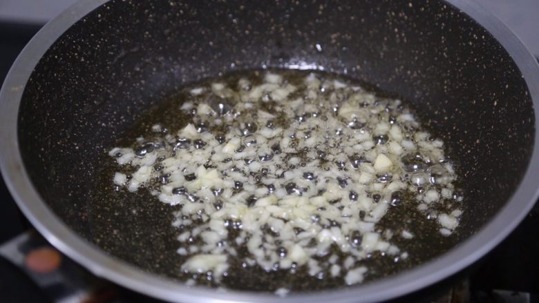 冬瓜炒虾仁,锅里再倒入少许油,爆香蒜末