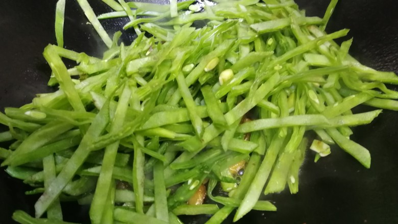 小炒豆角丝,放入豆角丝,文火翻炒均匀。