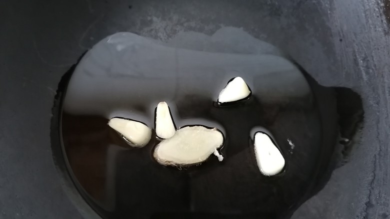 酱爆猪肝,锅内放油烧热,放入生姜和蒜片