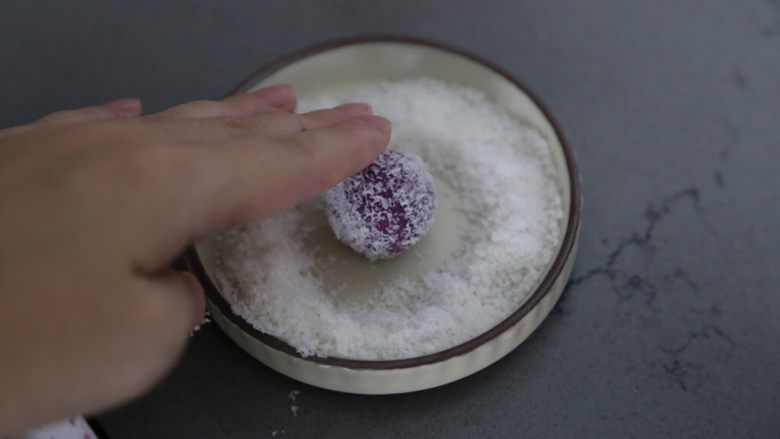 紫薯椰蓉球,各个方向滚一圈,均匀的沾上椰蓉