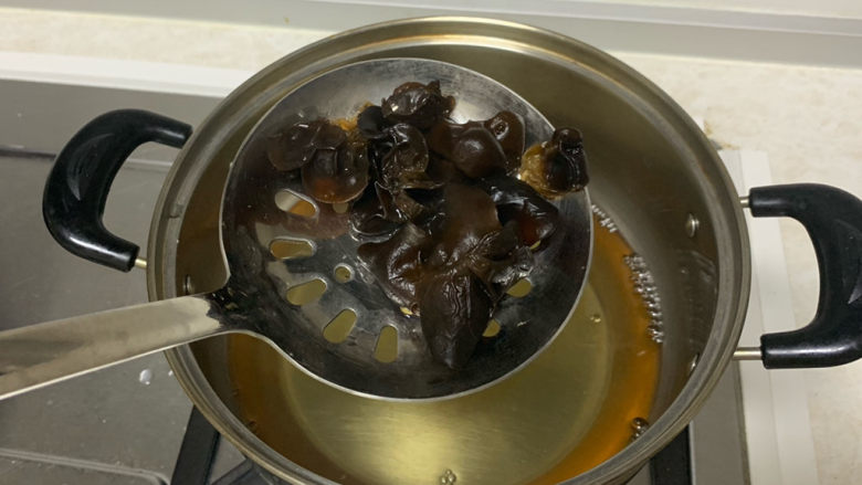 西葫芦炒虾仁,把泡好的木耳洗干净,放入开水中煮熟