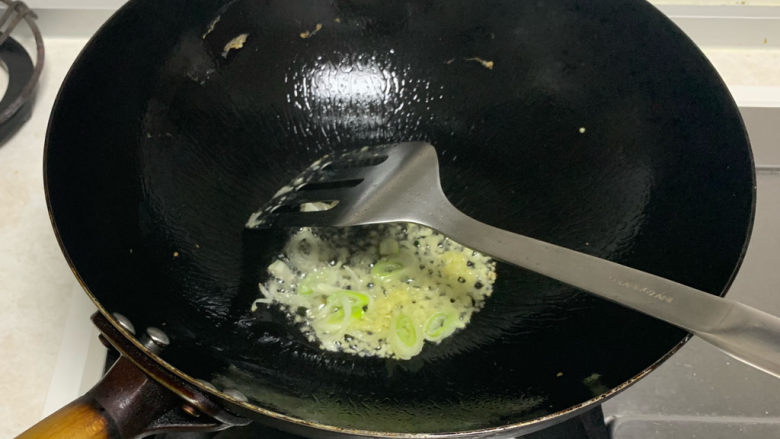西葫芦炒虾仁,继续放入少许油,倒入葱姜,爆香
