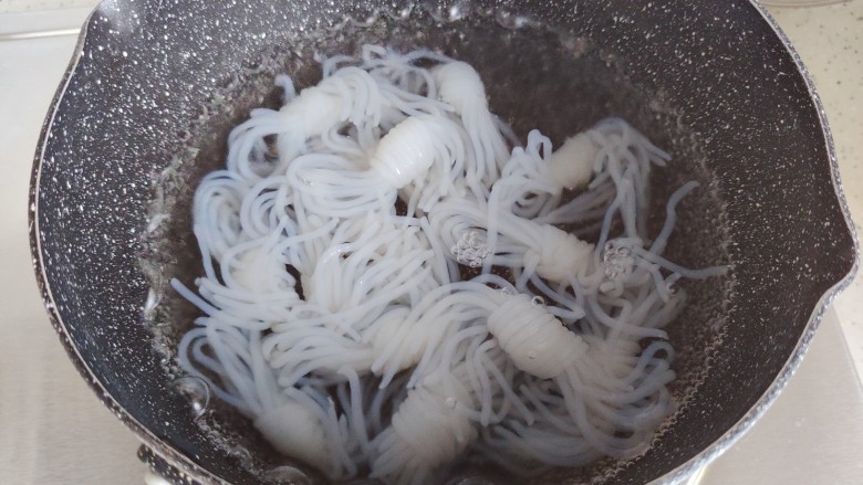 凉拌魔芋丝,水开后放入魔芋丝,煮2分钟