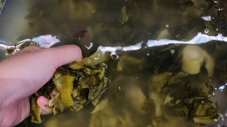 酸菜炒粉条,清水冲洗一遍。