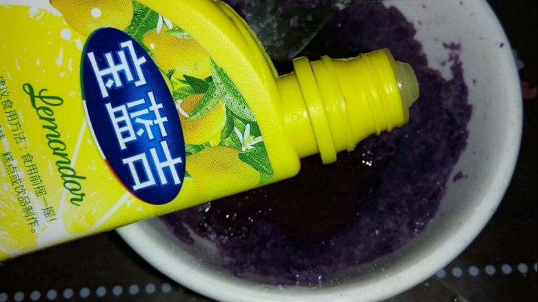 糯米紫薯糕,<a style='color:red;display:inline-block;' href='/shicai/ 2643'>紫薯</a>蒸熟，压成泥，加入<a style='color:red;display:inline-block;' href='/shicai/ 919'>柠檬汁</a>拌匀。