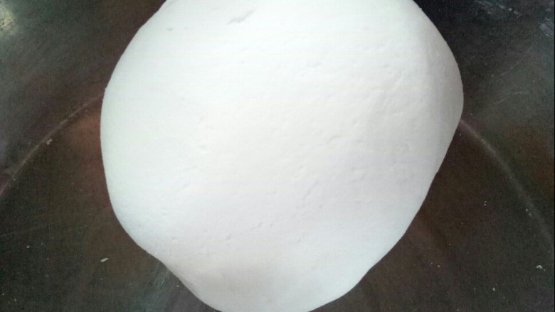 糯米紫薯糕,<a style='color:red;display:inline-block;' href='/shicai/ 520'>糯米粉</a>加水和成光滑面团。