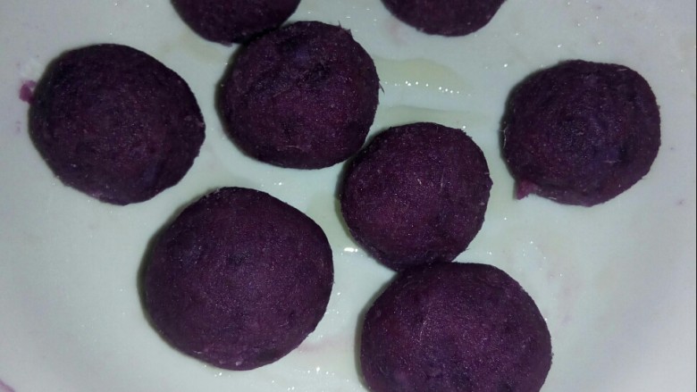 糯米紫薯糕,紫薯泥搓小球。