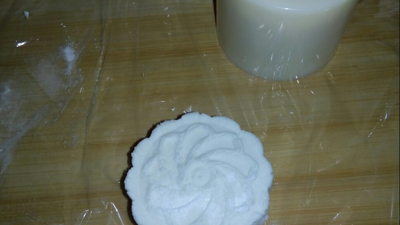 糯米紫薯糕,用模具压花型。