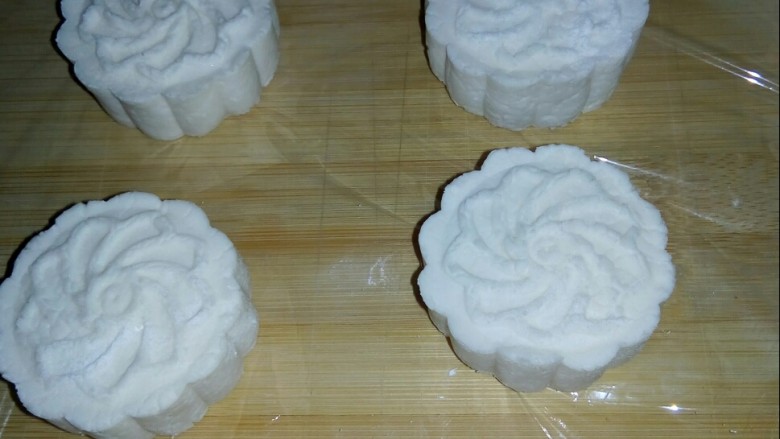 糯米紫薯糕,压制好花型的糯米紫薯糕。