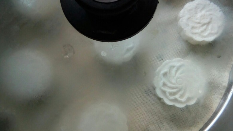 糯米紫薯糕,水开后，上锅蒸五分钟。