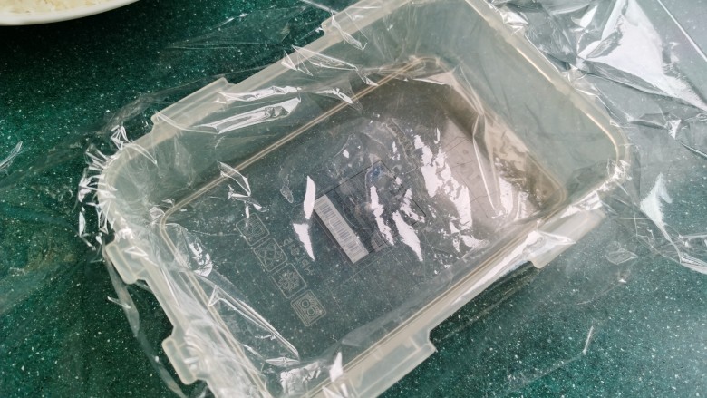 糯米紫薯糕,用一个保鲜盒,底部铺上一张保鲜膜防粘。