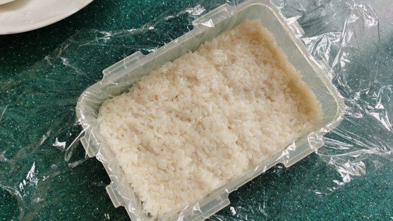 糯米紫薯糕,放入一层蒸熟的糯米,均匀的铺开压实。