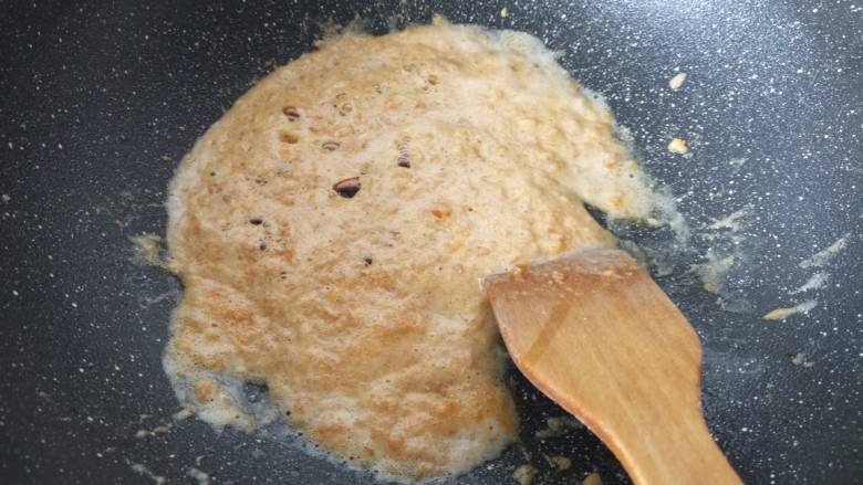 蛋黄焗鸡翅,炒到蛋黄变成泡沫