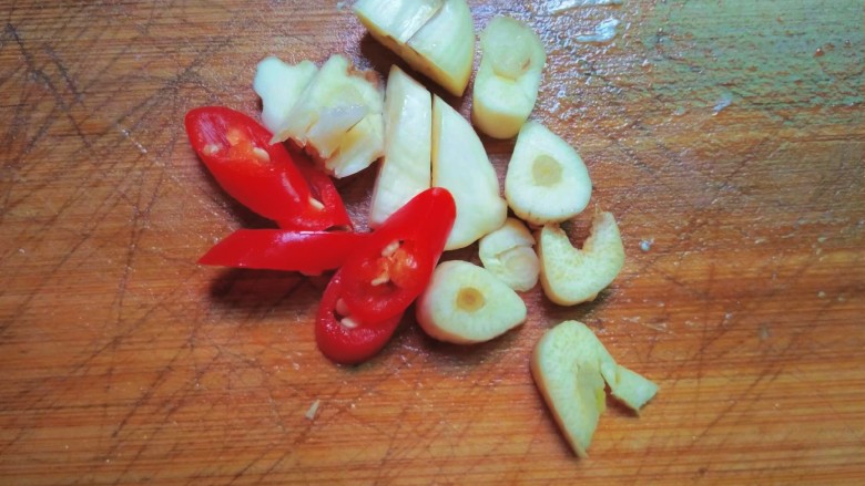 绿芦笋炒肉片,辣椒,蒜头切好备用