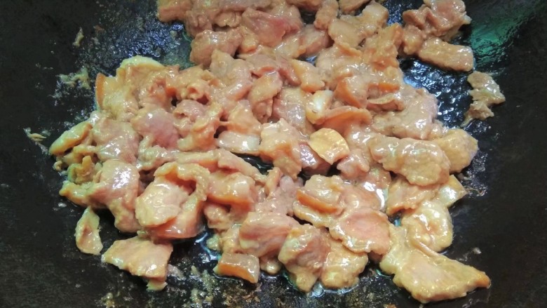 绿芦笋炒肉片,蒜头,辣椒,肉片下锅煸香