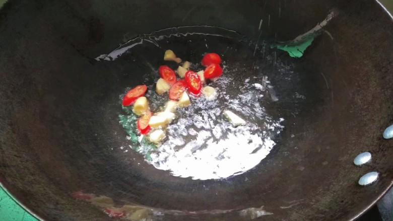 椒盐四季豆炒肉,油锅加热,辣椒,蒜头煸香
