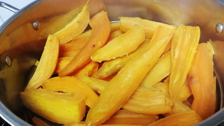 地瓜干,蒸好,夹出平铺盘上。