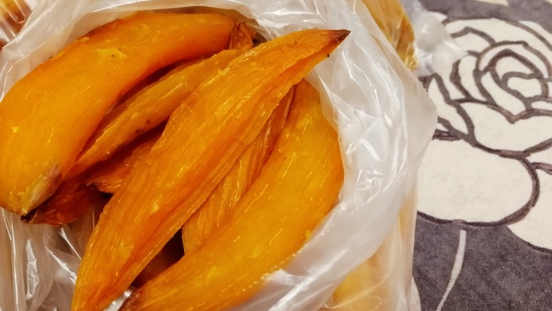 地瓜干,晒好的地瓜干,密封冷冻保存。(是冷冻保存)