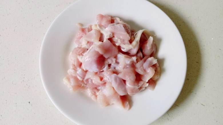 香菇滑鸡煲仔饭,鸡腿清洗干净,剔去骨头,切成肉丁