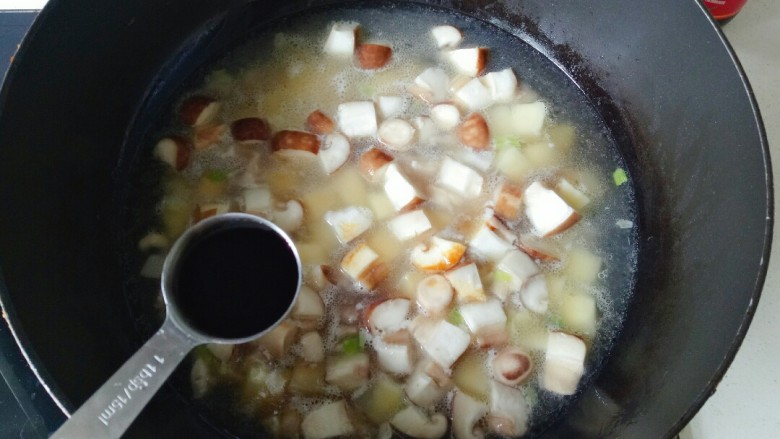 香菇滑鸡煲仔饭,加入和食材平齐的水,加入土豆和香菇丁,放入<a style='color:red;display:inline-block;' href='/shicai/ 788'>生抽</a>