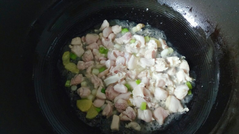 香菇滑鸡煲仔饭,加入鸡肉翻炒至变色,加入<a style='color:red;display:inline-block;' href='/shicai/ 718'>料酒</a>