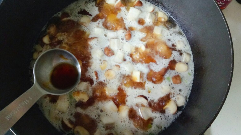 香菇滑鸡煲仔饭,加入<a style='color:red;display:inline-block;' href='/shicai/ 762'>老抽</a>,大火煮开