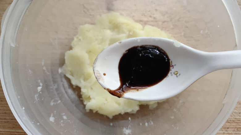 芝士焗土豆泥,加一勺黑椒汁,没有黑椒汁的加黑胡椒或者胡椒粉提味都不错