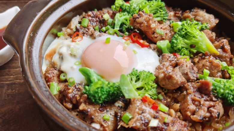 豉汁排骨煲仔饭,香喷喷的排骨煲仔饭~~
