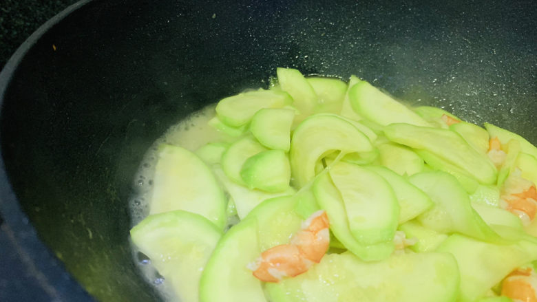 西葫芦炒虾仁,清水炒出乳白色,西葫芦变软