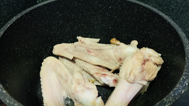 鸭翅炖土豆,锅加食用油,加入<a style='color:red;display:inline-block;' href='/shicai/ 322'>鸭翅</a>