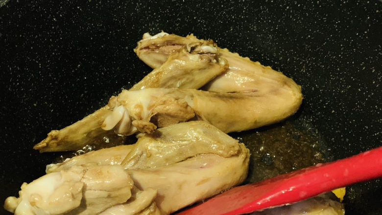 鸭翅炖土豆,调小火,翻炒上色