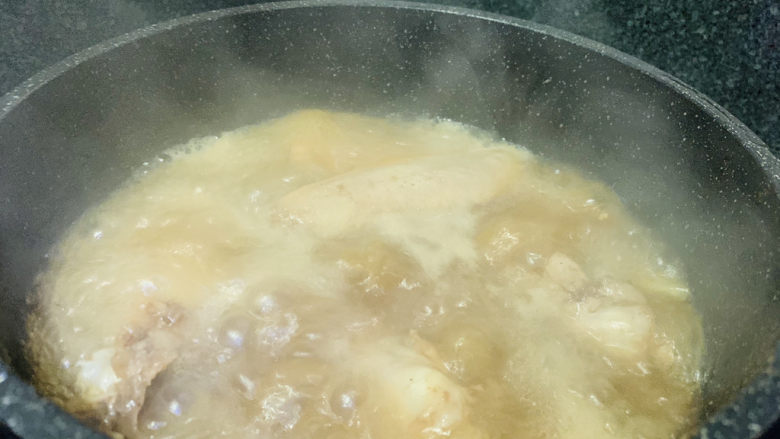 红烧鸭翅,翻拌均匀调料,大火煮开,盖住锅盖,转中火焖煮30分钟
