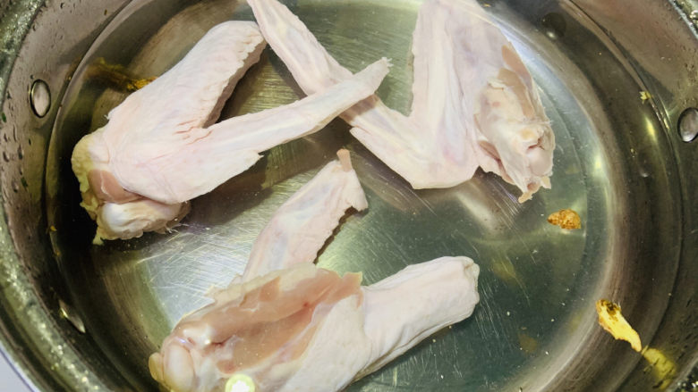 红烧鸭翅,鸭翅冷水下锅,水开后焯水3分钟,捞起洗净