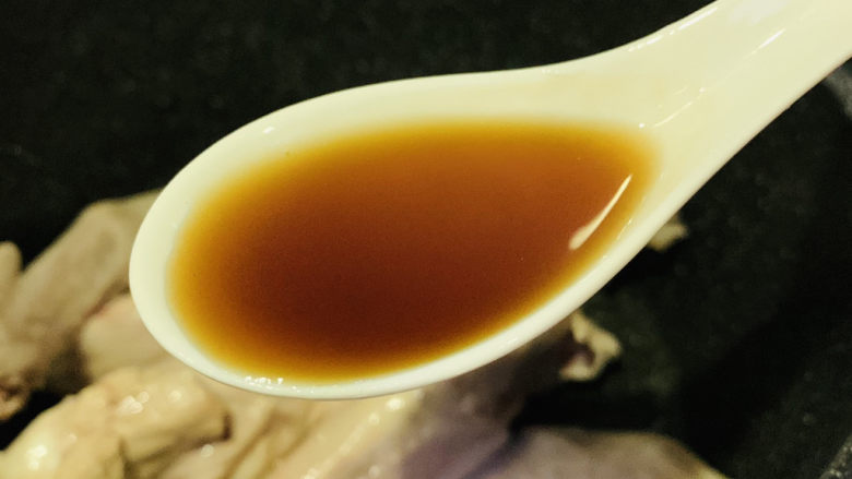 红烧鸭翅,加调小火,加<a style='color:red;display:inline-block;' href='/shicai/ 718'>料酒</a>炝锅