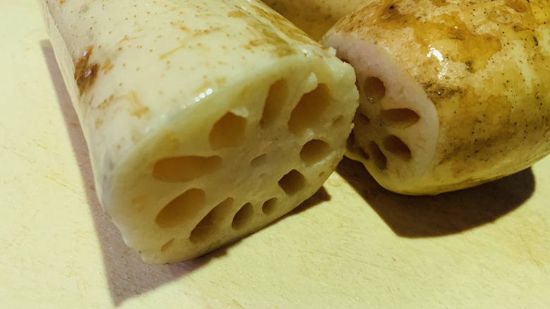 筒骨莲藕汤,取出,先洗净表皮