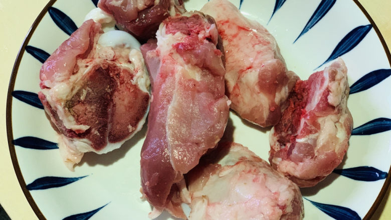 筒骨莲藕汤,新鲜筒骨,一根,洗净