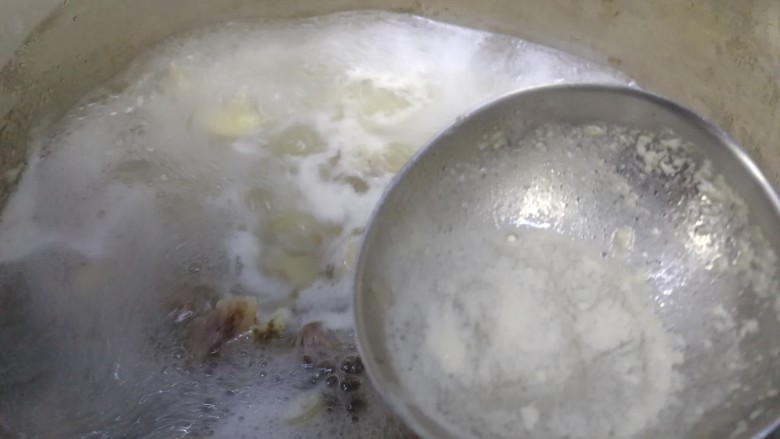 胡萝卜炖牛腩,大火煮至水开,撇去浮沫。