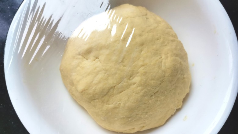 南瓜紫薯包,揉成光滑的面团,盖上保鲜膜醒发