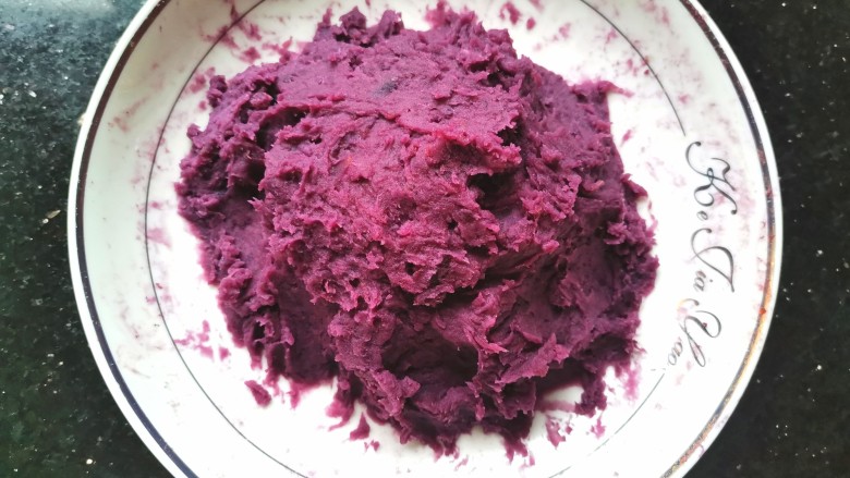 南瓜紫薯包,蒸好加入白糖,<a style='color:red;display:inline-block;' href='/shicai/ 893'>炼乳</a>压成泥