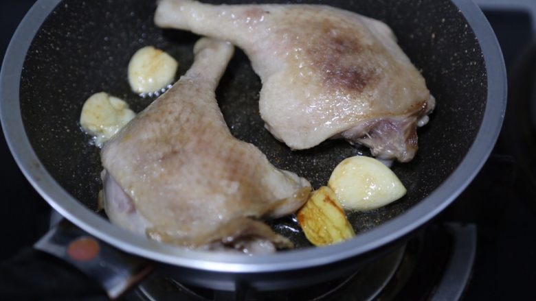 酱鸭腿,接着放入姜蒜,煎炒出香味