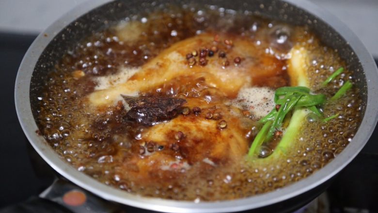 酱鸭腿,大火煮开再转小火,焖煮约40分钟