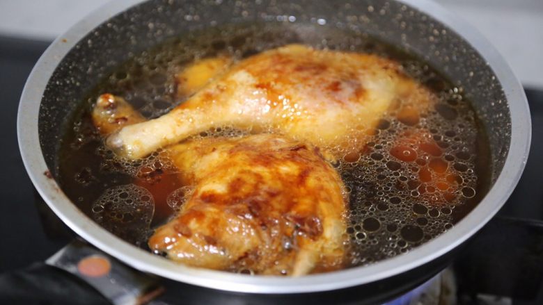 酱鸭腿,倒入水,与鸭腿持平即可