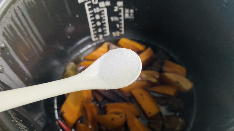 胡萝卜炖牛腩,待时间到后再焖五分钟,加入一小茶匙盐