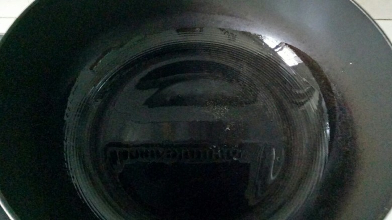青菜炒油面筋,锅中加入适量油烧热