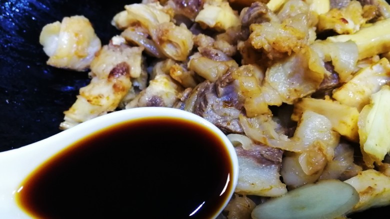 胡萝卜炖牛腩,一汤匙<a style='color:red;display:inline-block;' href='/shicai/ 788'>生抽</a>,文火炒匀。