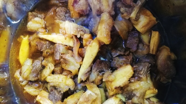 胡萝卜炖牛腩,放入压力锅里,加入适量开水。