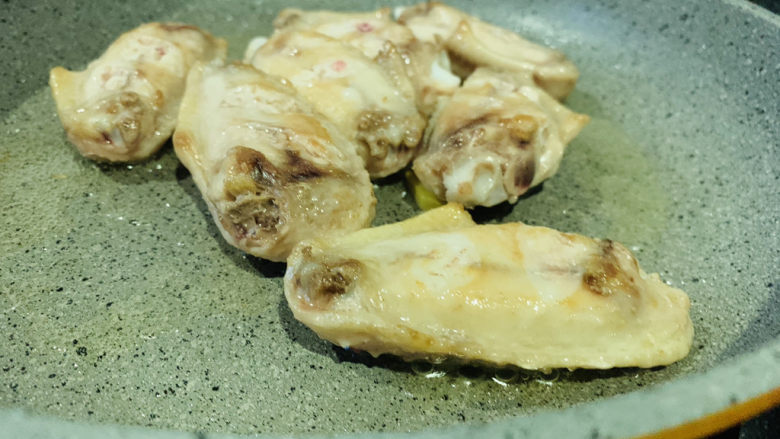 蛋黄焗鸡翅,煎一面金黄,翻另一面