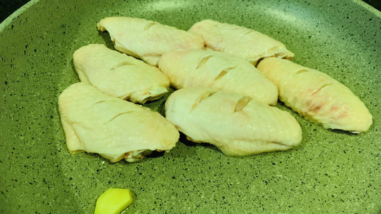 蛋黄焗鸡翅,锅加食用油,加姜片,热锅,加入鸡翅