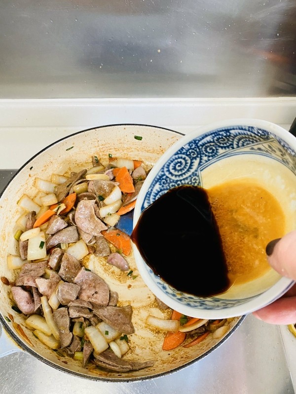 酱爆猪肝,淋入碗汁,继续翻炒